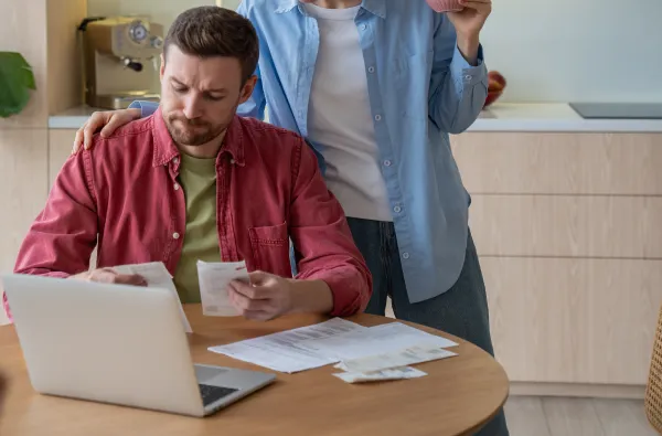 Personne gérant son budget avec confiance